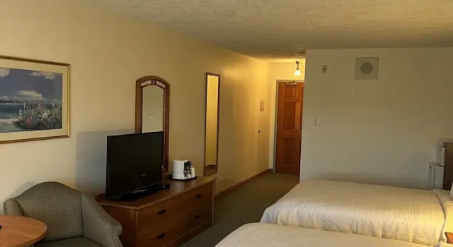 Четырёхместный номер Deluxe с балконом The Grand Hotel Nanaimo