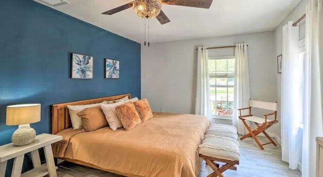 Central Point Tampa Home W/ Outdoor Lounge!