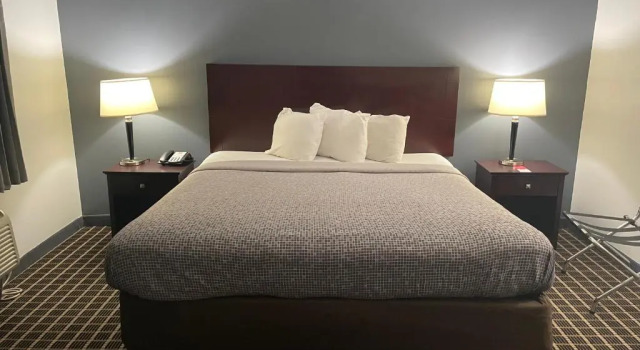 Номер Standard с балконом и с красивым видом из окна Econo Lodge Jefferson Hills Hwy 51