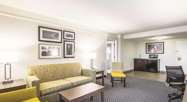 Четырёхместный люкс c 1 комнатой La Quinta by Wyndham Cincinnati Sharonville