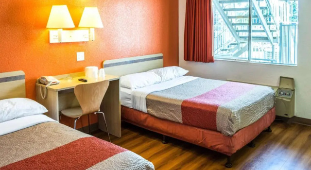 Четырёхместный номер Standard Motel 6 Bakersfield, CA - Convention Center