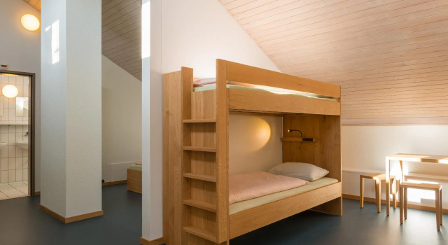 Кровать в общем номере Zug Youth Hostel