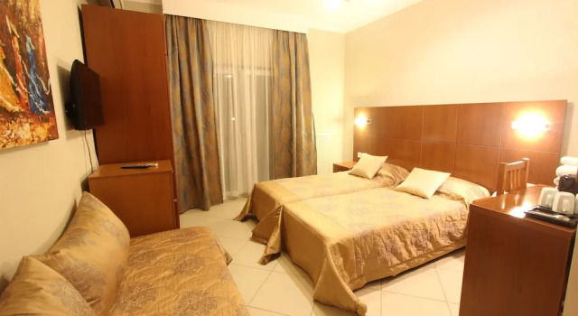 Трёхместный номер Standard с балконом Hotel Mallas