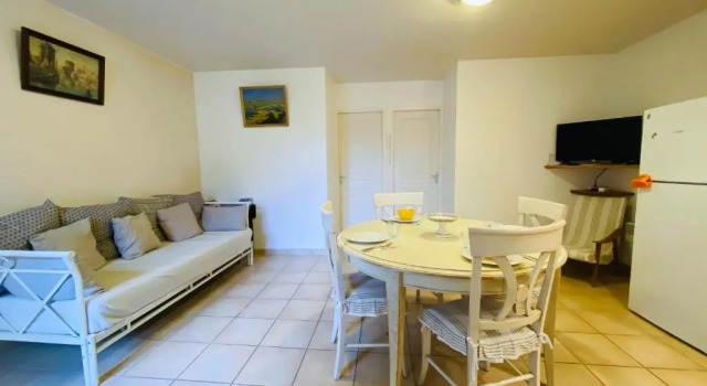 Villa en plein centre du village, de plain pied et rénovée en 2008, Забронировать Вилла Отели в центре Сен-Мартен-де-Ре, в центре