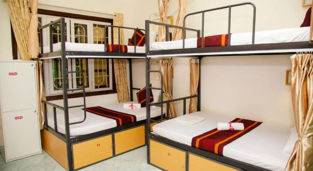Кровать в общем номере с балконом Hanoi Sofia Hotel