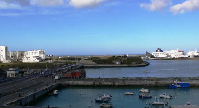 Standart dört kişilik oda Holiday Inn Calais by IHG
