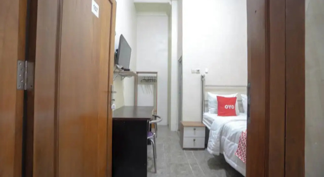 Standard Zimmer Redisa RedPartner near RS Saiful Anwar