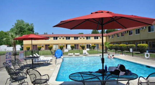 Четырёхместный номер Standard с видом на бассейн Travelodge by Wyndham Red Bluff South of Redding
