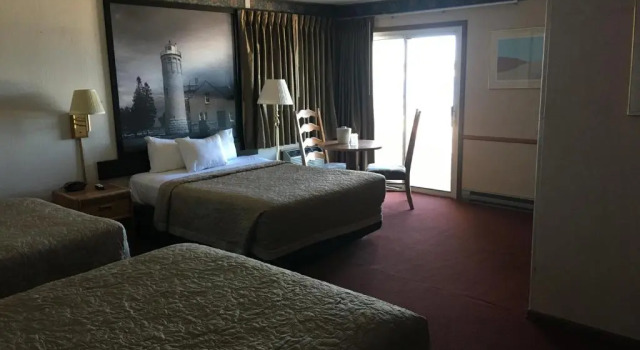 Номер Superior Super 8 Beachfront by Wyndham Mackinaw City, MI