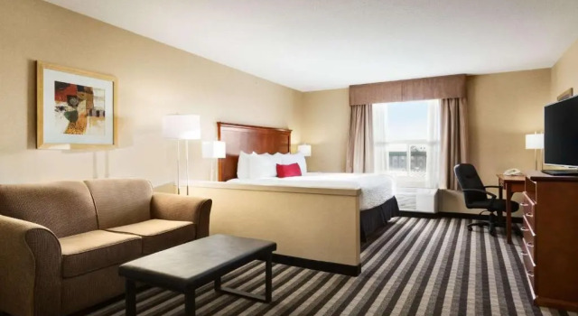 Люкс Deluxe Days Inn & Suites by Wyndham Edmonton Airport