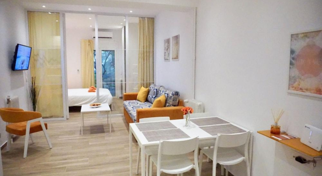Spacious Peaceful Studio with Garden Patio, Забронировать Отель Отели Афины с парковкой, рядом с Евангелисмос, Парковка