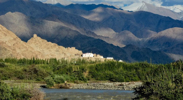 Коттедж с видом на реку The Indus River Camp