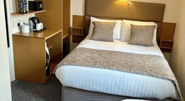 Трёхместный семейный номер Standard Clifton Court Hotel