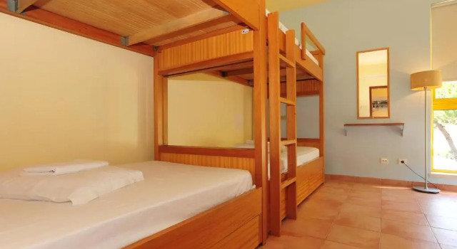 Кровать в общем номере Caparica Sun Centre