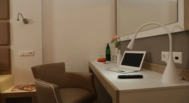 Номер Deluxe с балконом Confour Hotel