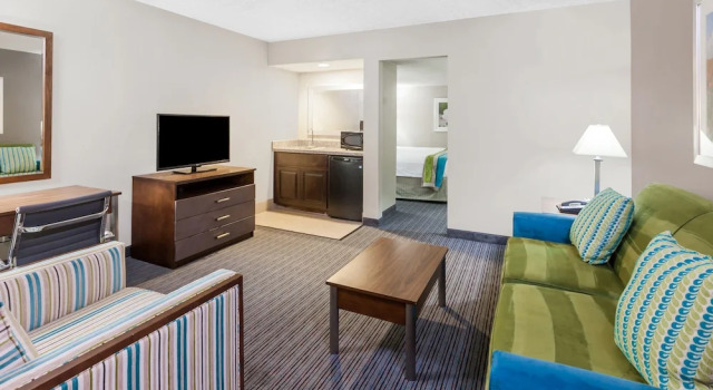 Четырёхместный люкс Holiday Inn Hotel & Suites Oklahoma City North by IHG