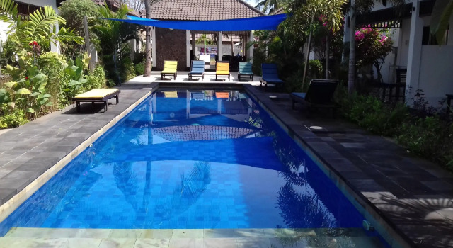 Кровать в общем номере Gili Palms Villas