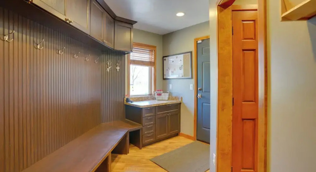 Expansive Retreat on 5 Acres in Shakopee!, Varaa Hotelli Hotellit Minnesota pysäköinnillä, Pysäköinti