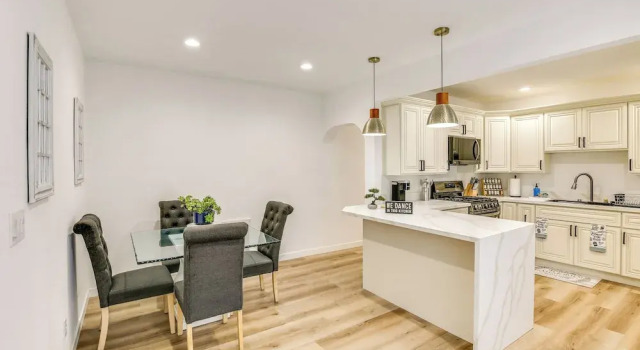 Апартаменты с 2 комнатами с балконом East Los Angeles Home - 7 Mi to Downtown!