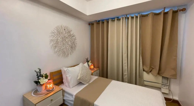 Двухместный номер Standard с балконом Manila Urban Resort at Azure