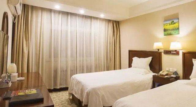Двухместный номер Standard с балконом GreenTree Inn Puyang Oil-field Headquarters Hotel