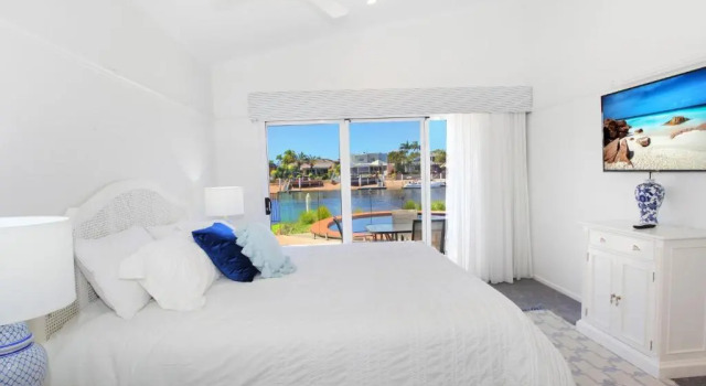 Outstanding Waterfront Hamptons Style 5 Bedroom Luxurious Home with Air Conditioning Pool and Pontoon -Bring your own boat, Book Hotel Hoteller i Minyama med pool, Swimmingpool