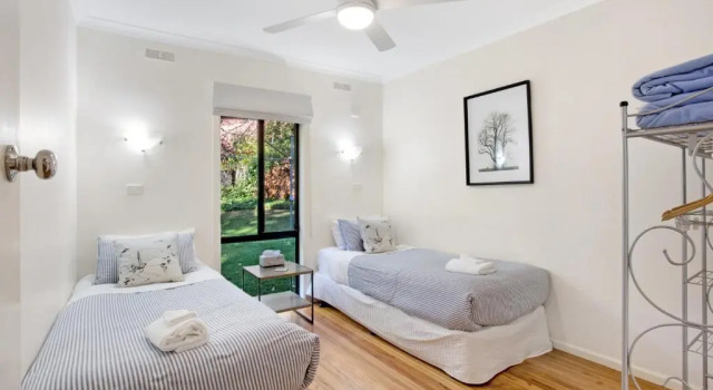 Tyntynder Garden Cottage 4, Book Vacation Home Bright 