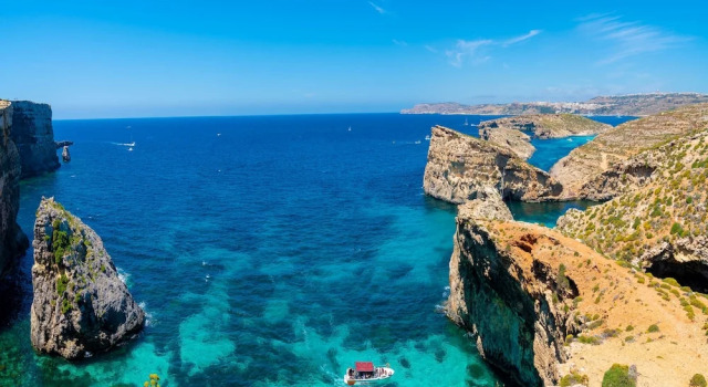 Seafront apartment in Gozo, Marsalforn