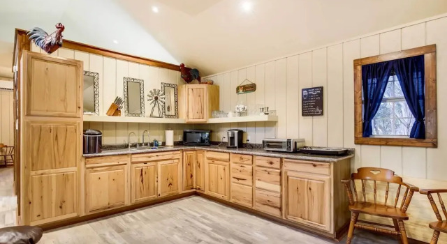 Коттедж Lakehills Cabin With Fire Pit, Near Medina Lake!