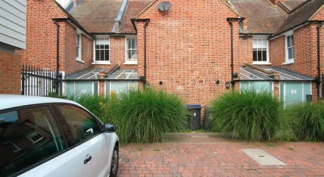 Riverside Channel5 "Holidays Homes in the Sun" Featured Central Canterbury Cottage with Free Parking, Varaa Lomakoti Canterbury Kent
