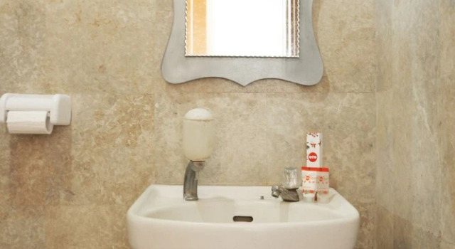 Hotel Mawar Saron by Oyo Rooms, Book Hotel Gondokusuman 