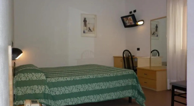 Полулюкс Hotel Aurora