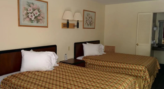 Четырёхместный номер Standard Economy Inn Toledo-Perrysburg