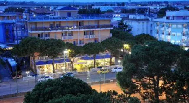 Petit Hotel, Забронировать Отель Отели Каорле с парковкой, рядом с Дарсена делл Оролоджо, Парковка