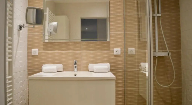 ASPEN - P3 d’exception climatisé avec par parking privatif, Book Hotel La Grande-Motte Camargue