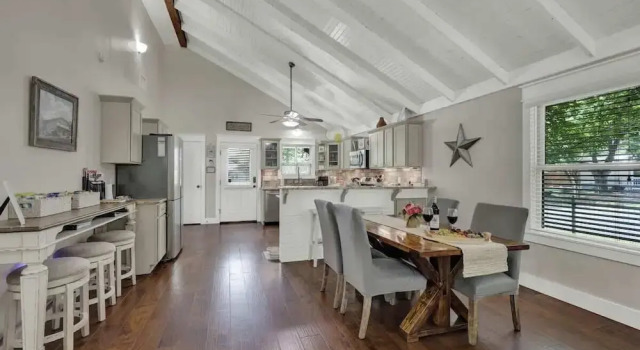 Коттедж Charming Cottage-3 Mins to Downtown-pet Friendly!