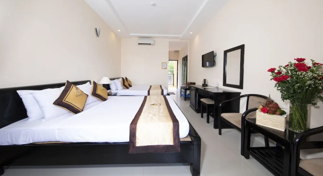 Четырёхместный номер Standard с балконом Hon Rom Central Beach Resort