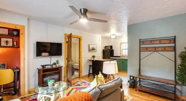 Steps to Main Street! Cozy Red River Getaway, Varaa Huoneisto Red River 
