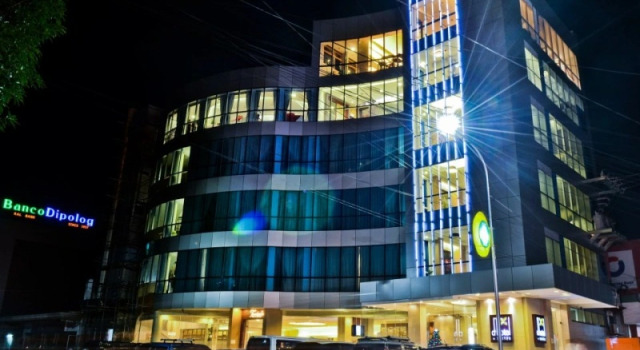 Łóżko w pokoju wieloosobowym D'Hotel & Suites
