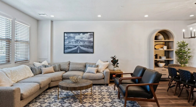 Reunion HQ by RedAwning, Varaa Lomakoti Harrisburg Junction 