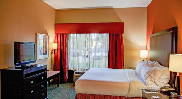 Run of House Country Inn & Suites by Radisson, Tyler University Area