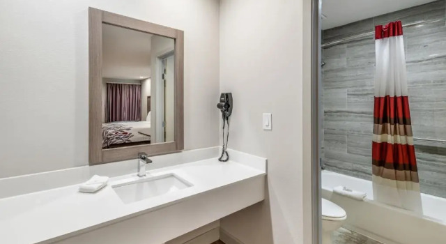 Четырёхместный номер Deluxe Red Roof Inn Lewisville