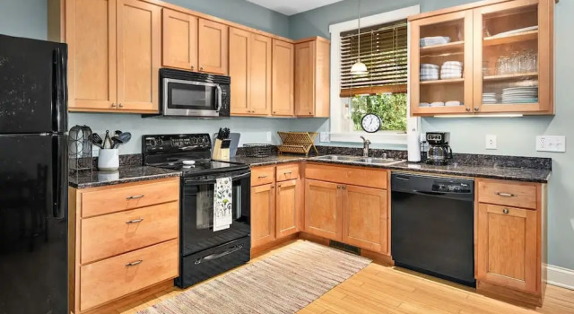 Коттедж Cozy 2BR Townhouse w Deck Walk to W Asheville