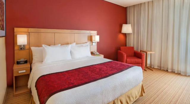 Двухместный номер Standard Courtyard by Marriott Leon at The Poliforum