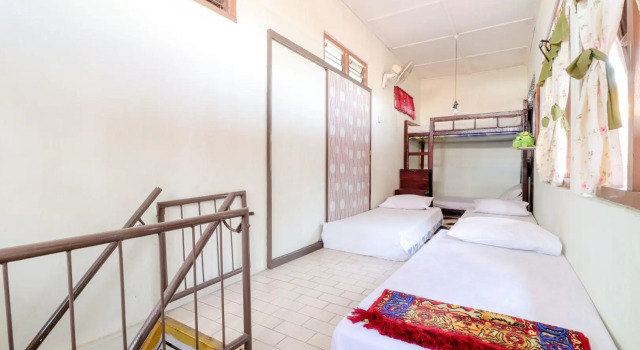 Кровать в общем номере (мужской номер) Adil Jaya Homestay