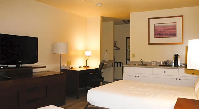 Номер Deluxe Empire Inn & Suites