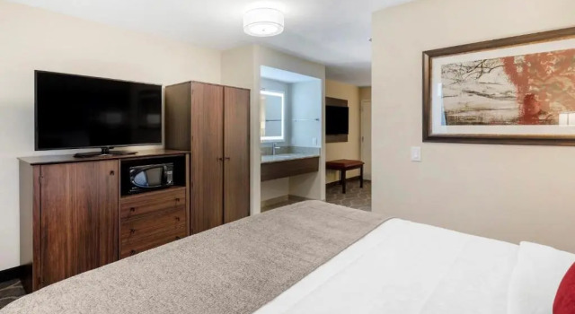 Люкс Country Inn & Suites by Radisson, Grandville-Grand Rapids West, MI