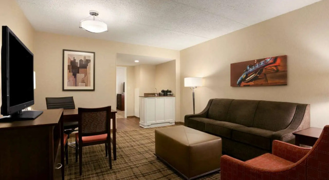 Двухместный люкс Premium с 2 комнатами Embassy Suites by Hilton Cleveland Beachwood