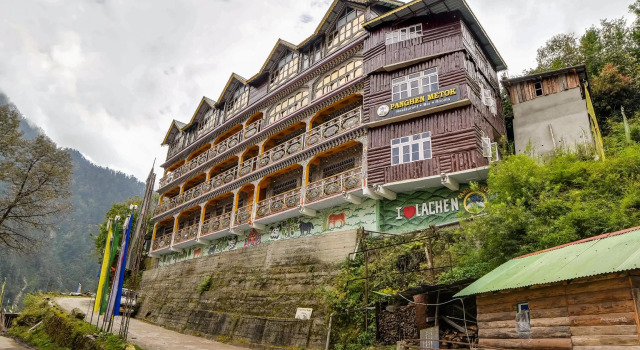 Summit Panghen Metok Hotel, Rezerwuj Hotel Hotele w Lachen z parkingiem, Parking
