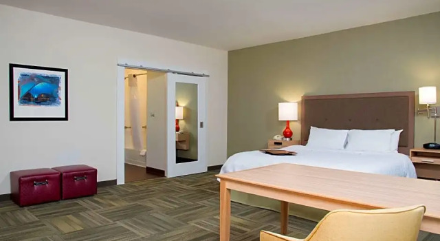 Четырёхместный люкс Hampton Inn Kalamazoo